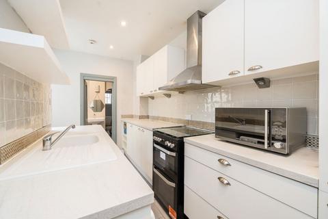 1 bedroom flat for sale, Chelsham Road, London SW4