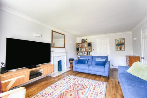 10 Frouds Close, Hook, RG27 9NE