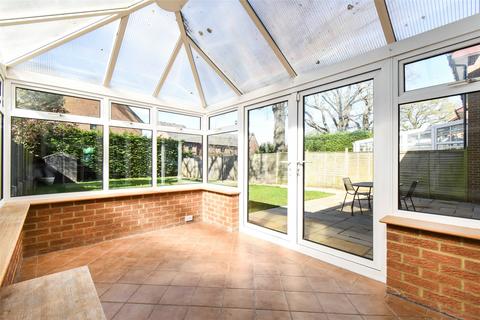 10 Frouds Close, Hook, RG27 9NE