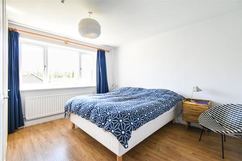 10 Frouds Close, Hook, RG27 9NE