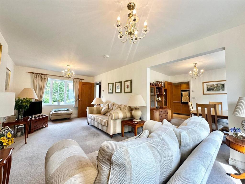 Lounge/Dining Area