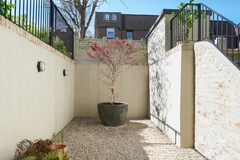 Basement Flat, 21 Wisteria Road, London, SE13 5HW