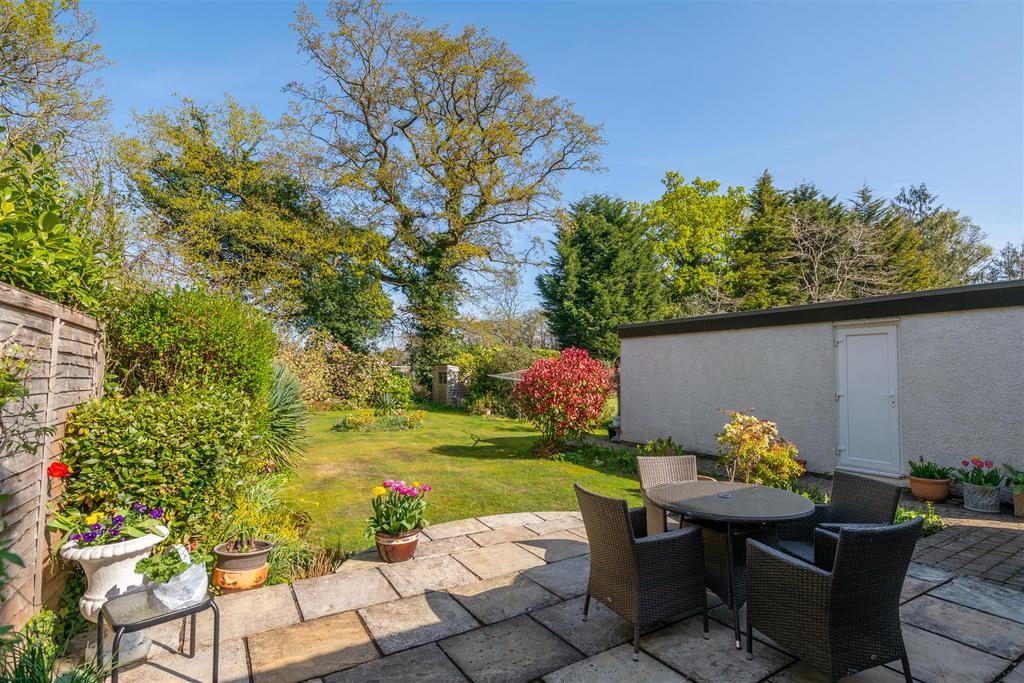 15 Silverlea Gardens externals-12.jpg