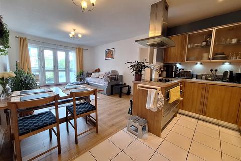 2 bedroom flat to rent, Luscinia View, Napier Road, Reading