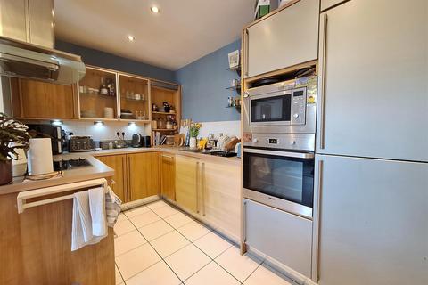 2 bedroom flat to rent, Luscinia View, Napier Road, Reading