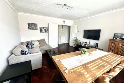 5, Bray Court North Parade, Chessington, KT9 1QN