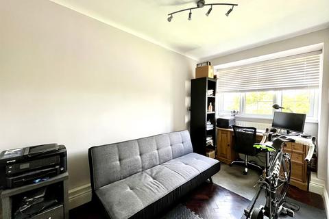 5, Bray Court North Parade, Chessington, KT9 1QN