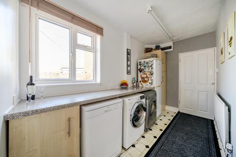 30 Springfield Oval, Witney, OX28 6EQ