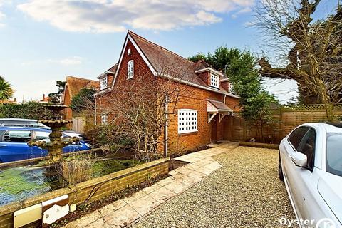 2 bedroom detached house to rent, Cannon Hill, London, N14