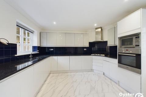 2 bedroom detached house to rent, Cannon Hill, London, N14