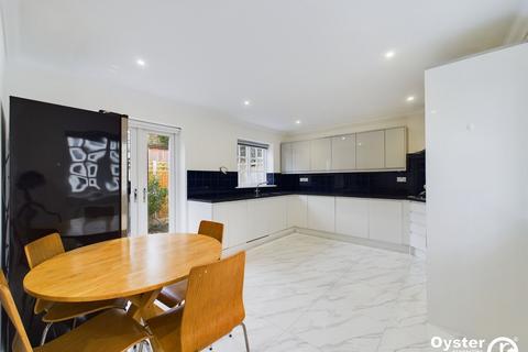 2 bedroom detached house to rent, Cannon Hill, London, N14