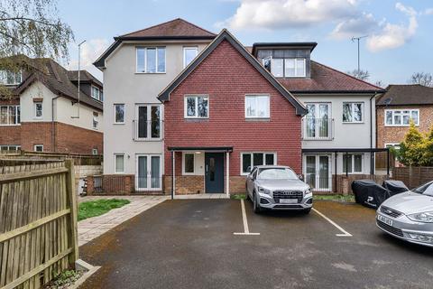 Flat 4, 7 Hornchurch Hill, Whyteleafe, CR3 0DA