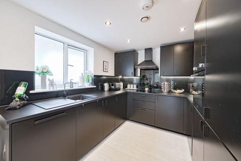 Flat 4, 7 Hornchurch Hill, Whyteleafe, CR3 0DA