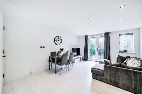 Flat 4, 7 Hornchurch Hill, Whyteleafe, CR3 0DA