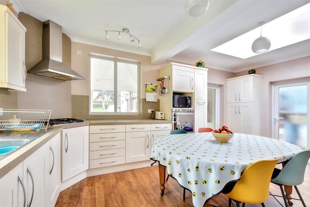 Kitchen 2.jpeg