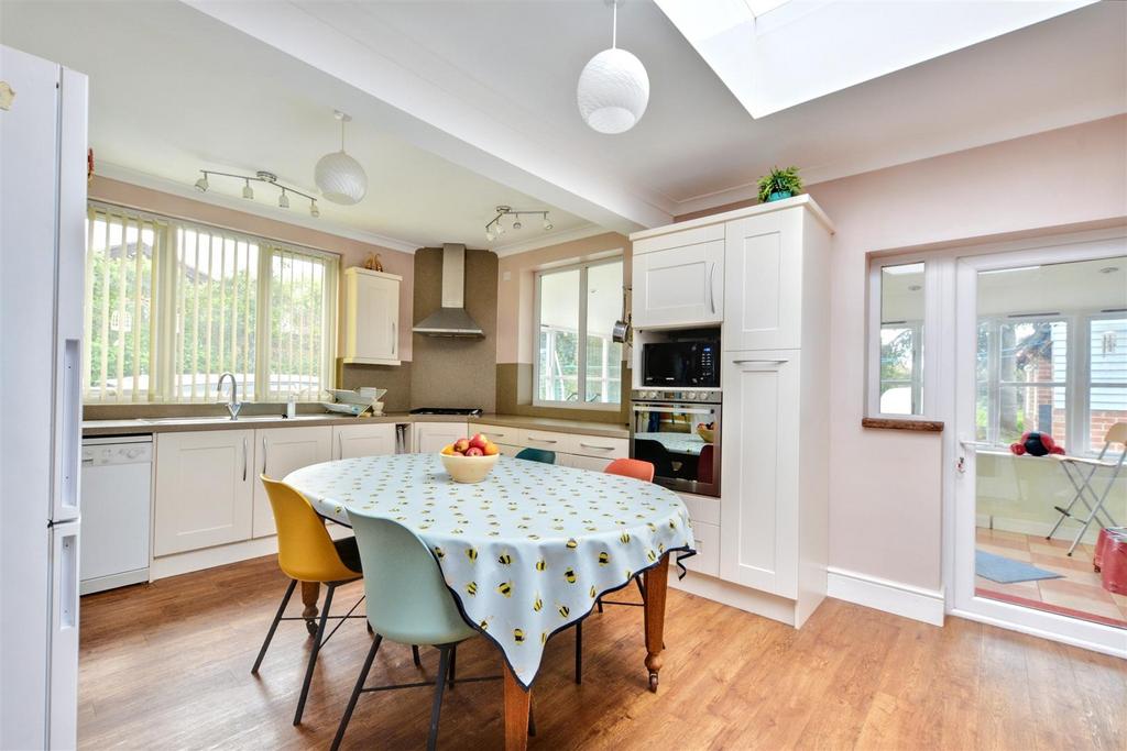 Kitchen 1.jpeg