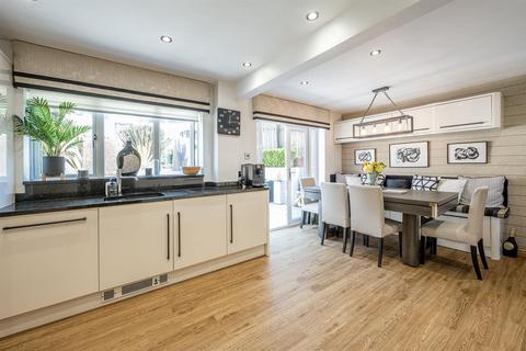 29 Wellington Close, Kingswinford, DY6 8JG