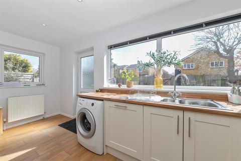 25 Deva Close, St Albans, AL3 4JS