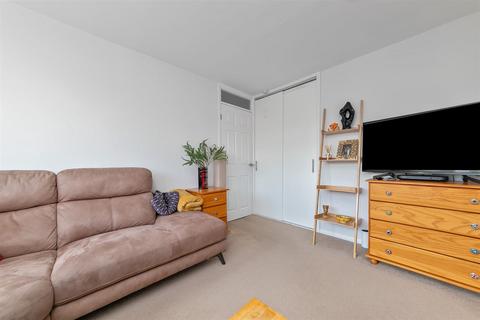 25 Deva Close, St Albans, AL3 4JS