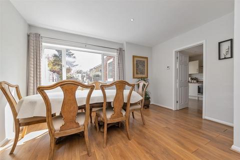 25 Deva Close, St Albans, AL3 4JS