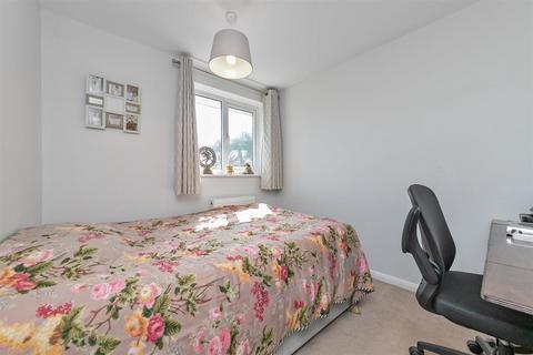 25 Deva Close, St Albans, AL3 4JS