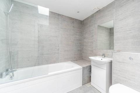 3 bedroom flat to rent, Bridge Street, Pinner, HA5