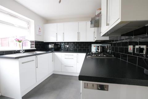 11 Tudor Walk, Leatherhead, KT22 7HX