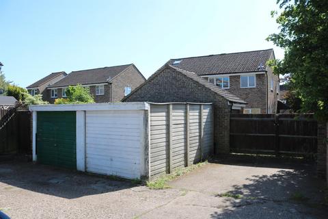 11 Tudor Walk, Leatherhead, KT22 7HX