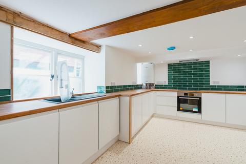 2 bedroom terraced house to rent, High Street, Crediton, EX17