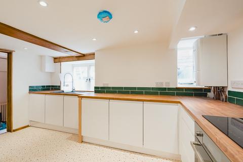 2 bedroom terraced house to rent, High Street, Crediton, EX17