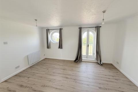 2 bedroom flat to rent, Walsingham Close, Hatfield