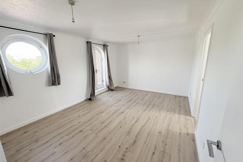 2 bedroom flat to rent, Walsingham Close, Hatfield