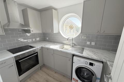 2 bedroom flat to rent, Walsingham Close, Hatfield