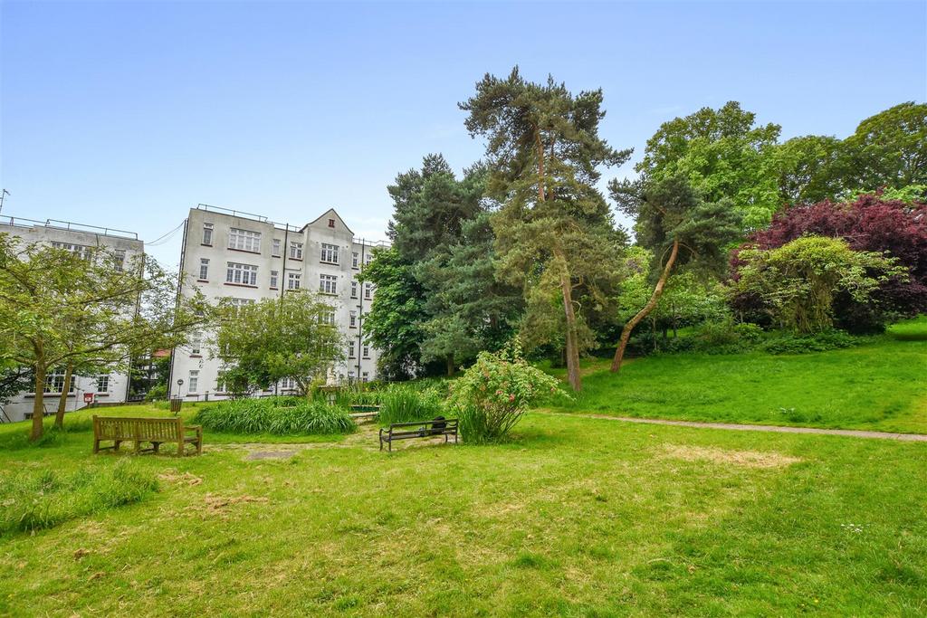 265 Holly Lodge Mansions - Gdns.JPG