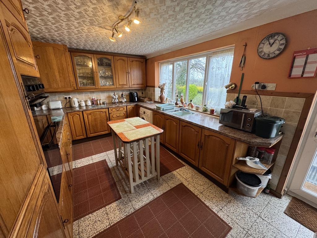 Kitchen/breakfast room (second image)