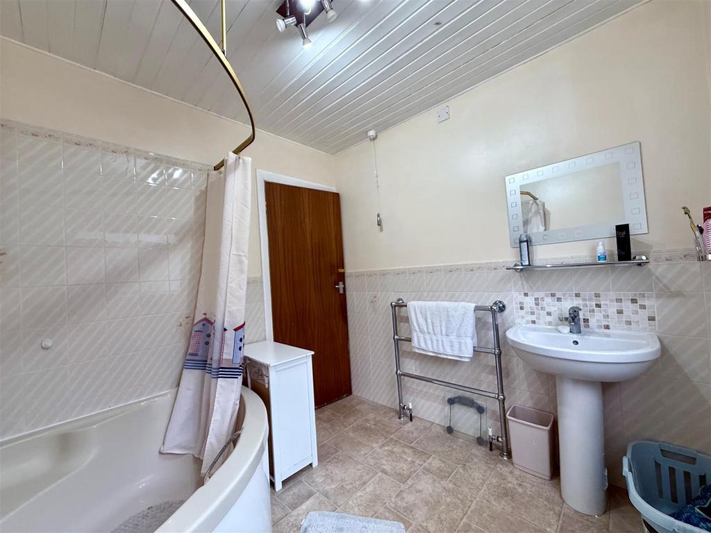 Bathroom 2.jpg