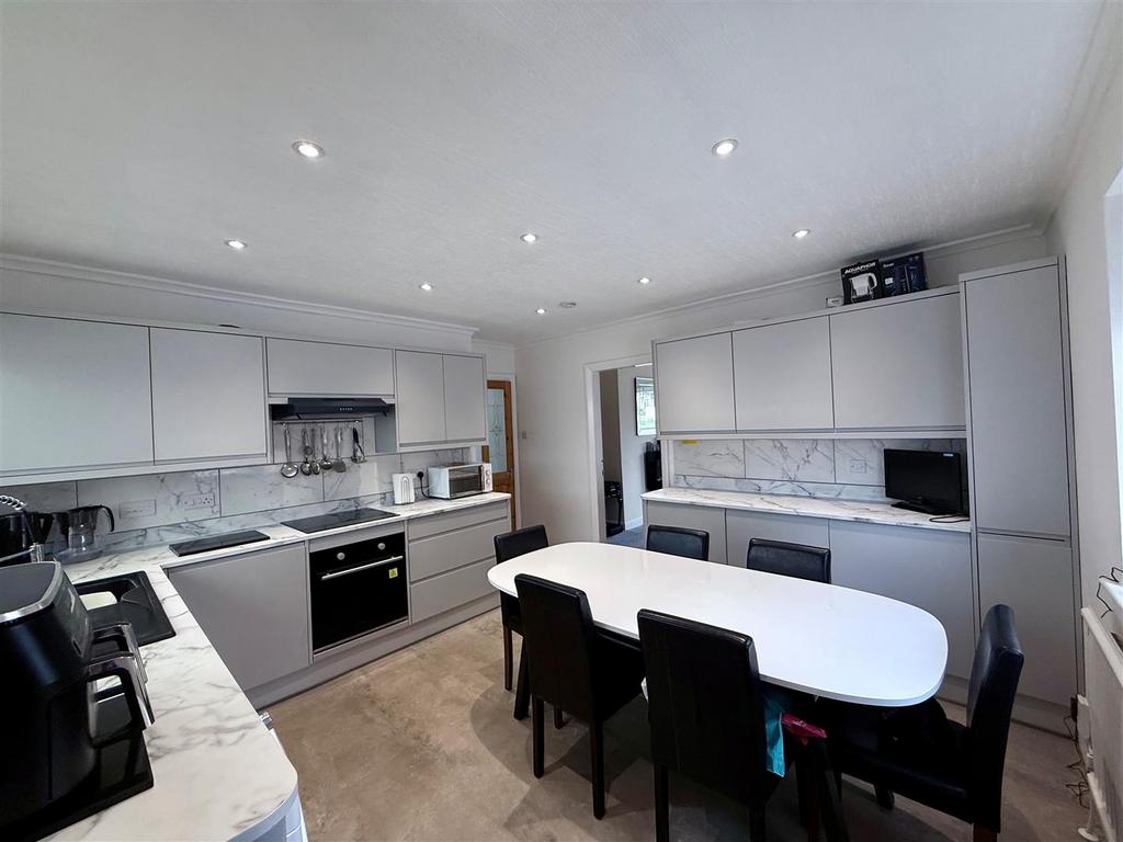 Kitchen 2.jpg