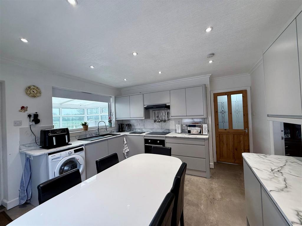 Kitchen 1.jpg