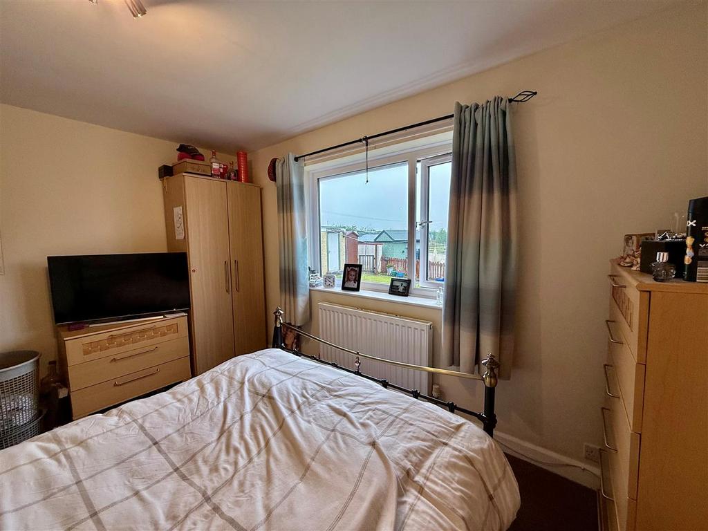Bedroom 1 2.jpg