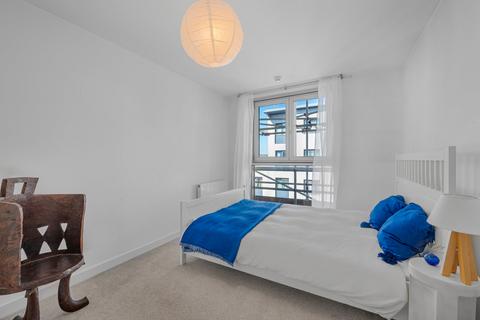 3 bedroom flat for sale, Carronade Court, Eden Grove, Holloway, London