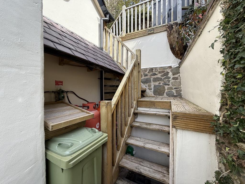 Side Fully Covered Log Store