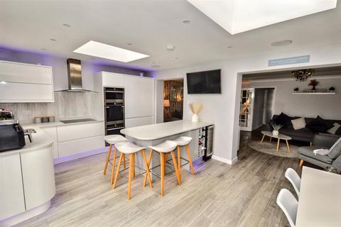 15 Grasmere Close, Eastbourne, BN23 8JE