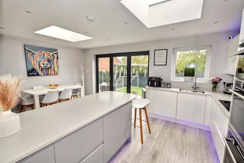 15 Grasmere Close, Eastbourne, BN23 8JE
