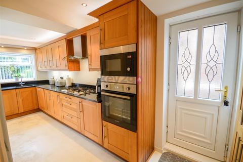 10 Batworth Drive, Sheffield, S5 8XX