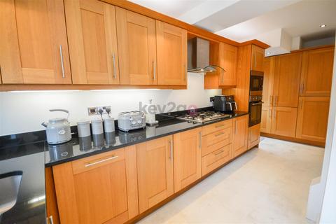 10 Batworth Drive, Sheffield, S5 8XX