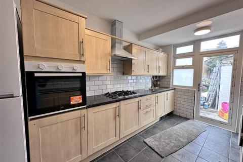 4 bedroom terraced house to rent, Mount View Road, London E4