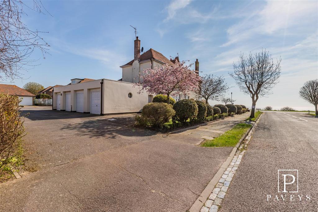 GARAGE & PARKING