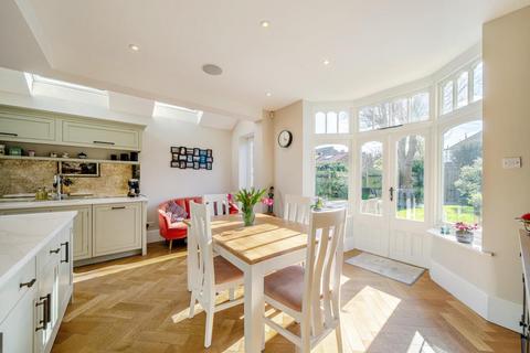 3 Richmond Avenue, London, SW20 8LA