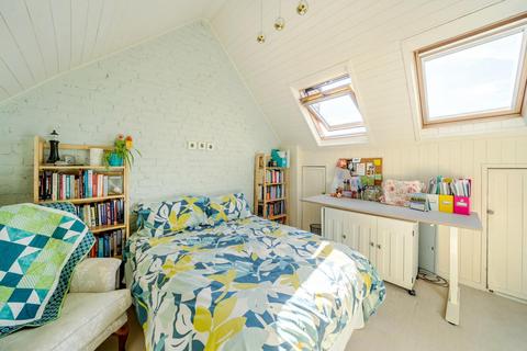 3 Richmond Avenue, London, SW20 8LA