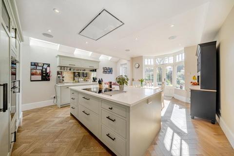 3 Richmond Avenue, London, SW20 8LA
